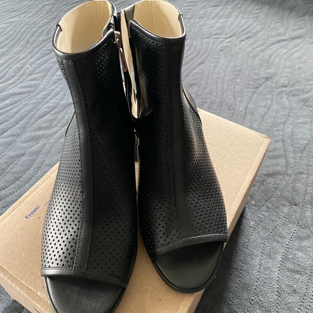 Kenneth Cole Leather Chunky Sandal.  Colby Size 7.  Like New!